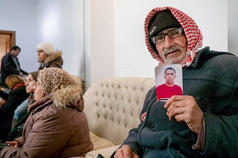 17 janvier : au bureau de la Ligue des Droits de l'Homme à Tunis, des familles de jeunes migrants partis vers les côtes italiennes en bateau clandestins et disparus en mer viennent pour réclamer une enquête.