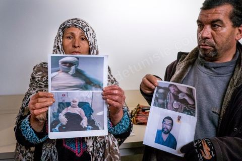 17 janvier : au bureau de la Ligue des Droits de l'Homme à Tunis, des familles de jeunes migrants partis vers les côtes italiennes en bateau clandestins et disparus en mer viennent pour réclamer une enquête.