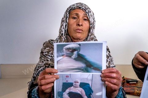 17 janvier : au bureau de la Ligue des Droits de l'Homme à Tunis, des familles de jeunes migrants partis vers les côtes italiennes en bateau clandestins et disparus en mer viennent pour réclamer une enquête.