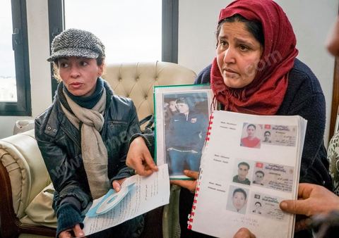 17 janvier : au bureau de la Ligue des Droits de l'Homme à Tunis, des familles de