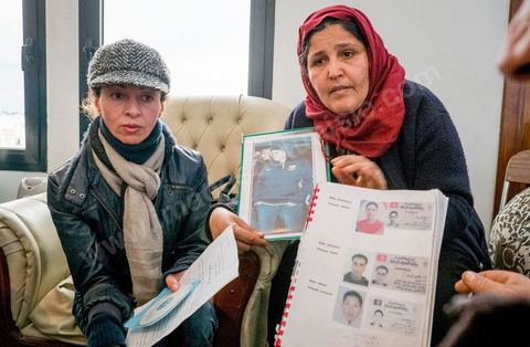 17 janvier : au bureau de la Ligue des Droits de l'Homme à Tunis, des familles de