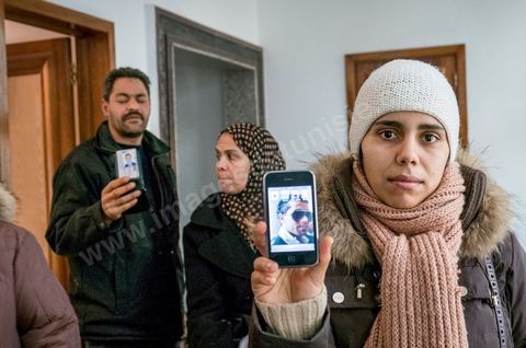 17 janvier : au bureau de la Ligue des Droits de l'Homme à Tunis, des familles de jeunes migrants partis vers les côtes italiennes en bateau clandestins et disparus en mer viennent pour réclamer une enquête.