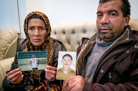 17 janvier : au bureau de la Ligue des Droits de l'Homme à Tunis, des familles de jeunes migrants partis vers les côtes italiennes en bateau clandestins et disparus en mer viennent pour réclamer une enquête.