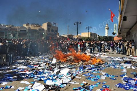 6 février 2013 : à l'annonce de l'assassinat du leader du Front Populaire Chokri Belaid, les jeunes de Gafsa (sud ouest tunisien) et des autres villes de Tunisie s'attaque au local d'Ennahdha. Le local d'Ennahdha de Gafsa sera vidé dans la rue et les affaires brulé en pleine rue jusqu'à l'intervention de la police.