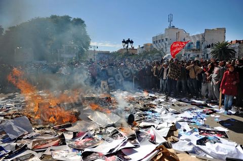 6 février 2013 : à l'annonce de l'assassinat du leader du Front Populaire Chokri Belaid, les jeunes de Gafsa (sud ouest tunisien) et des autres villes de Tunisie s'attaque au local d'Ennahdha. Le local d'Ennahdha de Gafsa sera vidé dans la rue et les affaires brulé en pleine rue jusqu'à l'intervention de la police.