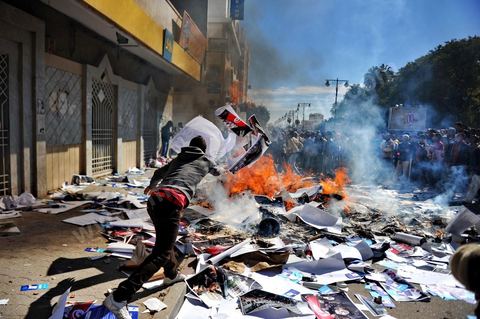 6 février 2013 : à l'annonce de l'assassinat du leader du Front Populaire Chokri Belaid, les jeunes de Gafsa (sud ouest tunisien) et des autres villes de Tunisie s'attaque au local d'Ennahdha. Le local d'Ennahdha de Gafsa sera vidé dans la rue et les affaires brulé en pleine rue jusqu'à l'intervention de la police.
