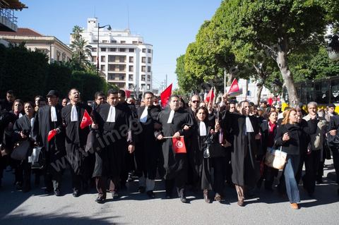 06 février 2013 : à l'annonce de l'assasinat le matin de Chokri Belaid, le leader du front Populaire, à Tunis, des rassemblements on lieu toute la journée sur l'avenue Habib Bourguiba et devant le Ministère de l'Intérieur entrainant des affrontements entre la police et les jeunes.