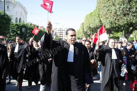 06 février 2013 : à l'annonce de l'assasinat le matin de Chokri Belaid, le leader du front Populaire, à Tunis, des rassemblements on lieu toute la journée sur l'avenue Habib Bourguiba et devant le Ministère de l'Intérieur entrainant des affrontements entre la police et les jeunes.