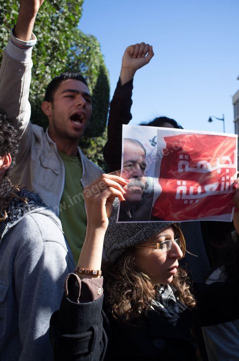 06 février 2013 : à l'annonce de l'assasinat le matin de Chokri Belaid, le leader du front Populaire, à Tunis, des rassemblements on lieu toute la journée sur l'avenue Habib Bourguiba et devant le Ministère de l'Intérieur entrainant des affrontements entre la police et les jeunes.