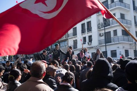 06 février 2013 : à l'annonce de l'assasinat le matin de Chokri Belaid, le leader du front Populaire, à Tunis, des rassemblements on lieu toute la journée sur l'avenue Habib Bourguiba et devant le Ministère de l'Intérieur entrainant des affrontements entre la police et les jeunes.