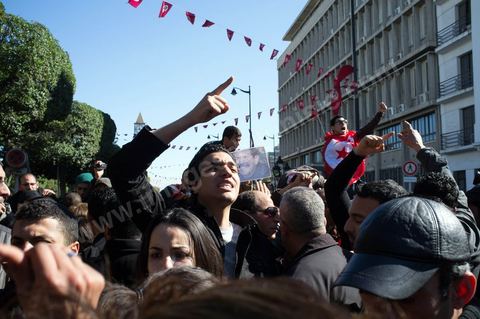 06 février 2013 : à l'annonce de l'assasinat le matin de Chokri Belaid, le leader du front Populaire, à Tunis, des rassemblements on lieu toute la journée sur l'avenue Habib Bourguiba et devant le Ministère de l'Intérieur entrainant des affrontements entre la police et les jeunes.