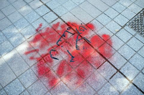 06 février 2013 : à l'annonce de l'assasinat le matin de Chokri Belaid, le leader du front Populaire, à Tunis, des rassemblements on lieu toute la journée sur l'avenue Habib Bourguiba et devant le Ministère de l'Intérieur entrainant des affrontements entre la police et les jeunes.