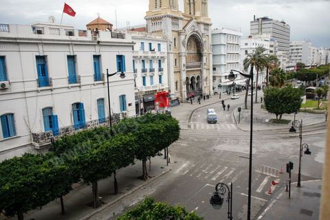 06 février 2013 : à l'annonce de l'assasinat le matin de Chokri Belaid, le leader du front Populaire, à Tunis, des rassemblements on lieu toute la jouréne sur l'avenue Habib Bourguiba entrainant des affrontements entre la police et les jeunes.