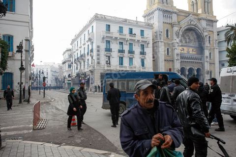 06 février 2013 : à l'annonce de l'assasinat le matin de Chokri Belaid, le leader du front Populaire, à Tunis, des rassemblements on lieu toute la jouréne sur l'avenue Habib Bourguiba entrainant des affrontements entre la police et les jeunes.