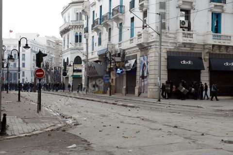 06 février 2013 : à l'annonce de l'assasinat le matin de Chokri Belaid, le leader du front Populaire, à Tunis, des rassemblements on lieu toute la jouréne sur l'avenue Habib Bourguiba entrainant des affrontements entre la police et les jeunes.