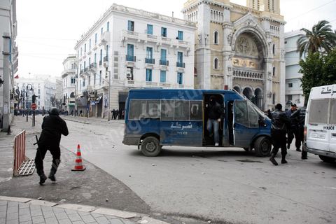 06 février 2013 : à l'annonce de l'assasinat le matin de Chokri Belaid, le leader du front Populaire, à Tunis, des rassemblements on lieu toute la jouréne sur l'avenue Habib Bourguiba entrainant des affrontements entre la police et les jeunes.
