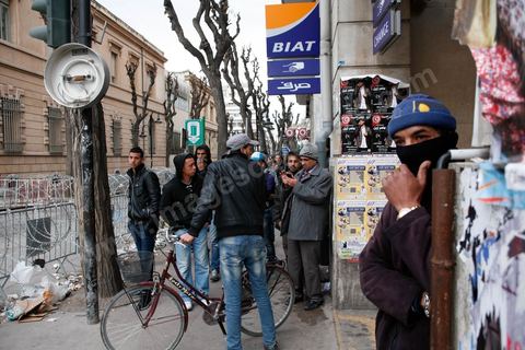 06 février 2013 : à l'annonce de l'assasinat le matin de Chokri Belaid, le leader du front Populaire, à Tunis, des rassemblements on lieu toute la jouréne sur l'avenue Habib Bourguiba entrainant des affrontements entre la police et les jeunes.