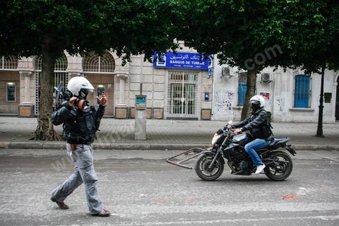 06 février 2013 : à l'annonce de l'assasinat le matin de Chokri Belaid, le leader du front Populaire, à Tunis, des rassemblements on lieu toute la jouréne sur l'avenue Habib Bourguiba entrainant des affrontements entre la police et les jeunes.