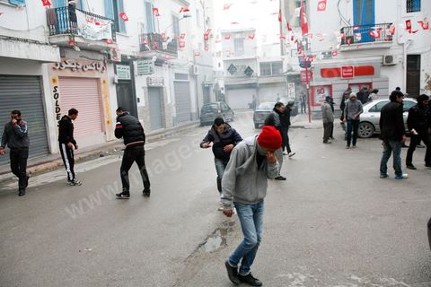 06 février 2013 : à l'annonce de l'assasinat le matin de Chokri Belaid, le leader du front Populaire, à Tunis, des rassemblements on lieu toute la jouréne sur l'avenue Habib Bourguiba entrainant des affrontements entre la police et les jeunes.