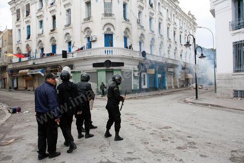06 février 2013 : à l'annonce de l'assasinat le matin de Chokri Belaid, le leader du front Populaire, à Tunis, des rassemblements on lieu toute la jouréne sur l'avenue Habib Bourguiba entrainant des affrontements entre la police et les jeunes.