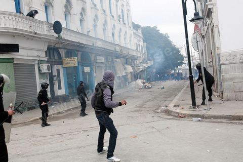 06 février 2013 : à l'annonce de l'assasinat le matin de Chokri Belaid, le leader du front Populaire, à Tunis, des rassemblements on lieu toute la jouréne sur l'avenue Habib Bourguiba entrainant des affrontements entre la police et les jeunes.