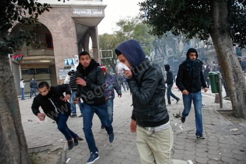 06 février 2013 : à l'annonce de l'assasinat le matin de Chokri Belaid, le leader du front Populaire, à Tunis, des rassemblements on lieu toute la jouréne sur l'avenue Habib Bourguiba entrainant des affrontements entre la police et les jeunes.
