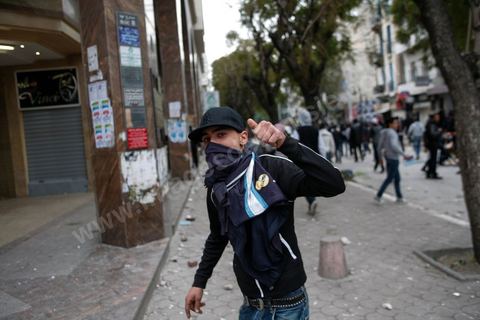 06 février 2013 : à l'annonce de l'assasinat le matin de Chokri Belaid, le leader du front Populaire, à Tunis, des rassemblements on lieu toute la jouréne sur l'avenue Habib Bourguiba entrainant des affrontements entre la police et les jeunes.