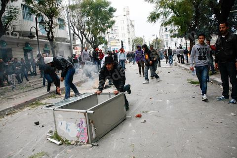 06 février 2013 : à l'annonce de l'assasinat le matin de Chokri Belaid, le leader du front Populaire, à Tunis, des rassemblements on lieu toute la jouréne sur l'avenue Habib Bourguiba entrainant des affrontements entre la police et les jeunes.