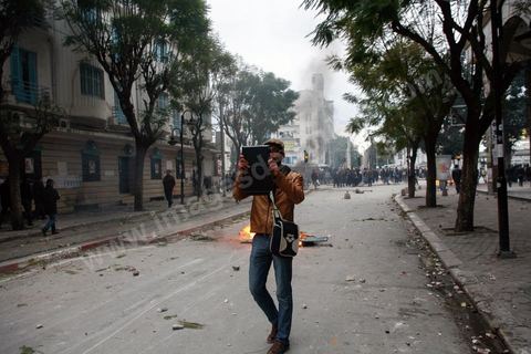 06 février 2013 : à l'annonce de l'assasinat le matin de Chokri Belaid, le leader du front Populaire, à Tunis, des rassemblements on lieu toute la jouréne sur l'avenue Habib Bourguiba entrainant des affrontements entre la police et les jeunes.