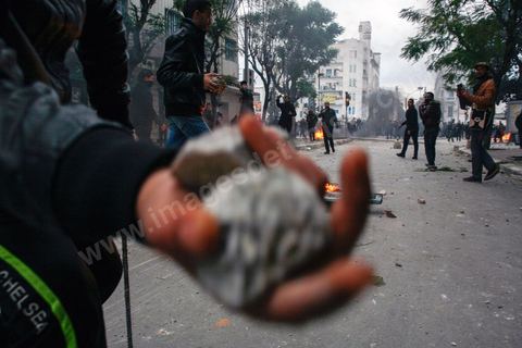 06 février 2013 : à l'annonce de l'assasinat le matin de Chokri Belaid, le leader du front Populaire, à Tunis, des rassemblements on lieu toute la jouréne sur l'avenue Habib Bourguiba entrainant des affrontements entre la police et les jeunes.