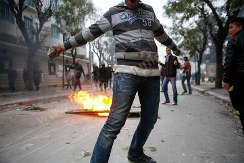 06 février 2013 : à l'annonce de l'assasinat le matin de Chokri Belaid, le leader du front Populaire, à Tunis, des rassemblements on lieu toute la jouréne sur l'avenue Habib Bourguiba entrainant des affrontements entre la police et les jeunes.