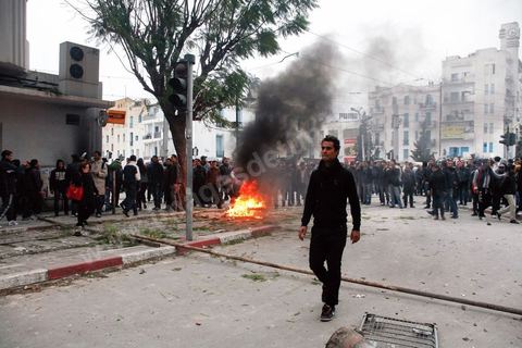 06 février 2013 : à l'annonce de l'assasinat le matin de Chokri Belaid, le leader du front Populaire, à Tunis, des rassemblements on lieu toute la jouréne sur l'avenue Habib Bourguiba entrainant des affrontements entre la police et les jeunes.