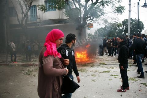 06 février 2013 : à l'annonce de l'assasinat le matin de Chokri Belaid, le leader du front Populaire, à Tunis, des rassemblements on lieu toute la jouréne sur l'avenue Habib Bourguiba entrainant des affrontements entre la police et les jeunes.