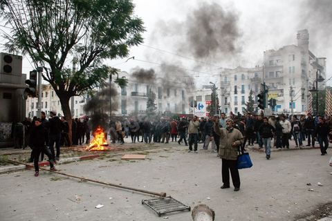 06 février 2013 : à l'annonce de l'assasinat le matin de Chokri Belaid, le leader du front Populaire, à Tunis, des rassemblements on lieu toute la jouréne sur l'avenue Habib Bourguiba entrainant des affrontements entre la police et les jeunes.