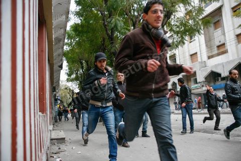 06 février 2013 : à l'annonce de l'assasinat le matin de Chokri Belaid, le leader du front Populaire, à Tunis, des rassemblements on lieu toute la jouréne sur l'avenue Habib Bourguiba entrainant des affrontements entre la police et les jeunes.