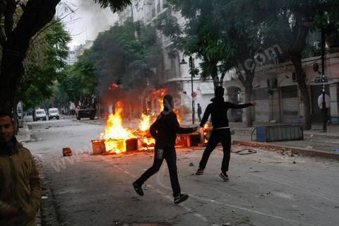06 février 2013 : à l'annonce de l'assasinat le matin de Chokri Belaid, le leader du front Populaire, à Tunis, des rassemblements on lieu toute la jouréne sur l'avenue Habib Bourguiba entrainant des affrontements entre la police et les jeunes.