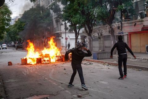 06 février 2013 : à l'annonce de l'assasinat le matin de Chokri Belaid, le leader du front Populaire, à Tunis, des rassemblements on lieu toute la jouréne sur l'avenue Habib Bourguiba entrainant des affrontements entre la police et les jeunes.