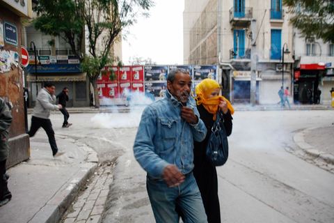 06 février 2013 : à l'annonce de l'assasinat le matin de Chokri Belaid, le leader du front Populaire, à Tunis, des rassemblements on lieu toute la jouréne sur l'avenue Habib Bourguiba entrainant des affrontements entre la police et les jeunes.