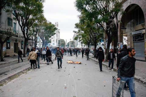 06 février 2013 : à l'annonce de l'assasinat le matin de Chokri Belaid, le leader du front Populaire, à Tunis, des rassemblements on lieu toute la jouréne sur l'avenue Habib Bourguiba entrainant des affrontements entre la police et les jeunes.