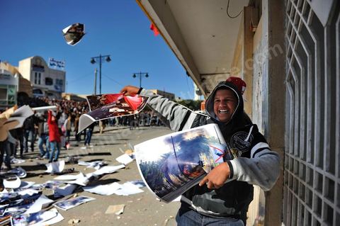 6 février 2013 : à l'annonce de l'assassinat du leader du Front Populaire Chokri Belaid, les jeunes de Gafsa (sud ouest tunisien) et des autres villes de Tunisie s'attaque au local d'Ennahdha. Le local d'Ennahdha de Gafsa sera vidé dans la rue et les affaires brulé en pleine rue jusqu'à l'intervention de la police.
