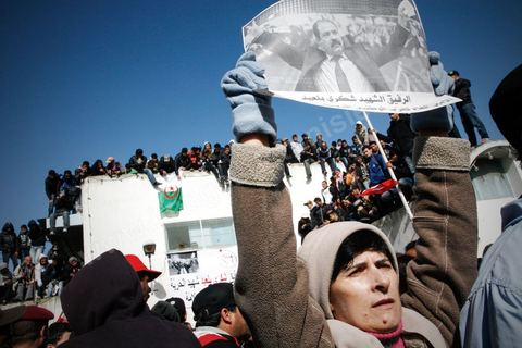 08 février 2013 : à la maison de la culture de Jebel Jelloud, dernier hommage à Chokri Belaid. Enterrement de Chokri Belaid à Tunis. Une foule de près de 40 000 personnes accompagnent le corps de Chokri Belaid au cimetière après son assassinat deux jours auparavant. La Tunisie en hommage à l'un des grands leaders de l'opposition et pour contester la violence politique respect une grève générale nationale. 