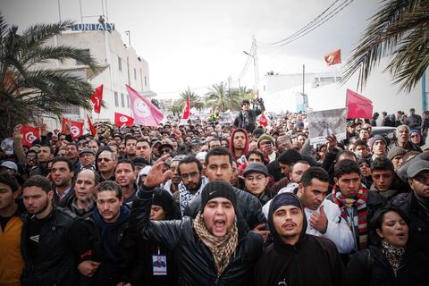 08 février 2013 : le cortége funéraire se rend au cimetière. Enterrement de Chokri Belaid à Tunis. Une foule de près de 40 000 personnes accompagnent le corps de Chokri Belaid au cimetière après son assassinat deux jours auparavant. La Tunisie en hommage à l'un des grands leaders de l'opposition et pour contester la violence politique respect une grève générale nationale. 