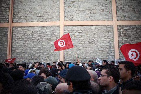 08 février 2013 : le cortége funéraire se rend au cimetière. Enterrement de Chokri Belaid à Tunis. Une foule de près de 40 000 personnes accompagnent le corps de Chokri Belaid au cimetière après son assassinat deux jours auparavant. La Tunisie en hommage à l'un des grands leaders de l'opposition et pour contester la violence politique respect une grève générale nationale. 