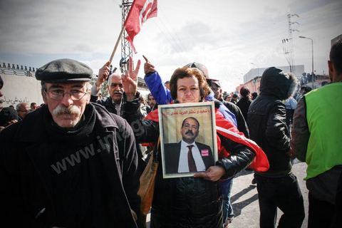 08 février 2013 : le cortége funéraire se rend au cimetière. Enterrement de Chokri Belaid à Tunis. Une foule de près de 40 000 personnes accompagnent le corps de Chokri Belaid au cimetière après son assassinat deux jours auparavant. La Tunisie en hommage à l'un des grands leaders de l'opposition et pour contester la violence politique respect une grève générale nationale. 