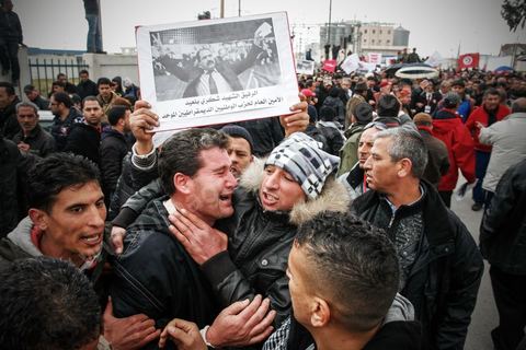 08 février 2013 : le cortége funéraire se rend au cimetière. Enterrement de Chokri Belaid à Tunis. Une foule de près de 40 000 personnes accompagnent le corps de Chokri Belaid au cimetière après son assassinat deux jours auparavant. La Tunisie en hommage à l'un des grands leaders de l'opposition et pour contester la violence politique respect une grève générale nationale. 
