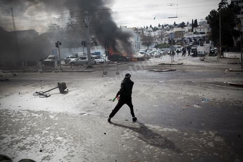 08 février 2013 : affrontements entre la police et le sjeunes cassuers pendant l'enterrement et au sein même du cimetière, dernier hommage à Chokri Belaid. Enterrement de Chokri Belaid à Tunis. Une foule de près de 40 000 personnes accompagnent le corps de Chokri Belaid au cimetière après son assassinat deux jours auparavant. La Tunisie en hommage à l'un des grands leaders de l'opposition et pour contester la violence politique respect une grève générale nationale. 