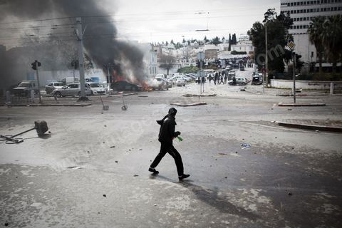 08 février 2013 : affrontements entre la police et le sjeunes cassuers pendant l'enterrement et au sein même du cimetière, dernier hommage à Chokri Belaid. Enterrement de Chokri Belaid à Tunis. Une foule de près de 40 000 personnes accompagnent le corps de Chokri Belaid au cimetière après son assassinat deux jours auparavant. La Tunisie en hommage à l'un des grands leaders de l'opposition et pour contester la violence politique respect une grève générale nationale. 