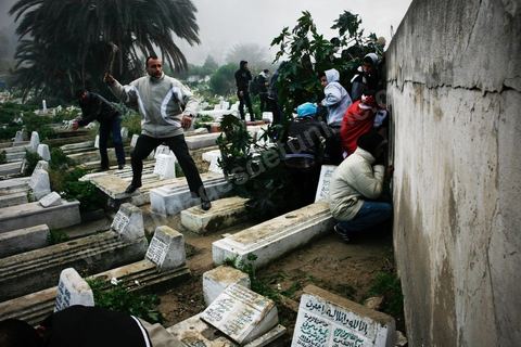08 février 2013 : affrontements entre la police et le sjeunes cassuers pendant l'enterrement et au sein même du cimetière, dernier hommage à Chokri Belaid. Enterrement de Chokri Belaid à Tunis. Une foule de près de 40 000 personnes accompagnent le corps de Chokri Belaid au cimetière après son assassinat deux jours auparavant. La Tunisie en hommage à l'un des grands leaders de l'opposition et pour contester la violence politique respect une grève générale nationale. 