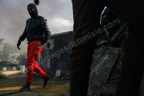 08 février 2013 : affrontements entre la police et le sjeunes cassuers pendant l'enterrement et au sein même du cimetière, dernier hommage à Chokri Belaid. Enterrement de Chokri Belaid à Tunis. Une foule de près de 40 000 personnes accompagnent le corps de Chokri Belaid au cimetière après son assassinat deux jours auparavant. La Tunisie en hommage à l'un des grands leaders de l'opposition et pour contester la violence politique respect une grève générale nationale. 