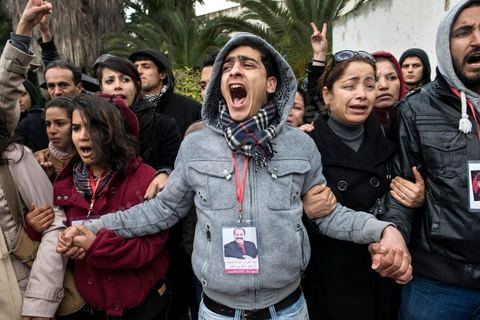 08 février 2013 : à la maison de la culture de Jebel Jelloud, dernier hommage à Chokri Belaid. Enterrement de Chokri Belaid à Tunis. Une foule de près de 40 000 personnes accompagnent le corps de Chokri Belaid au cimetière après son assassinat deux jours auparavant. La Tunisie en hommage à l'un des grands leaders de l'opposition et pour contester la violence politique respect une grève générale nationale. 